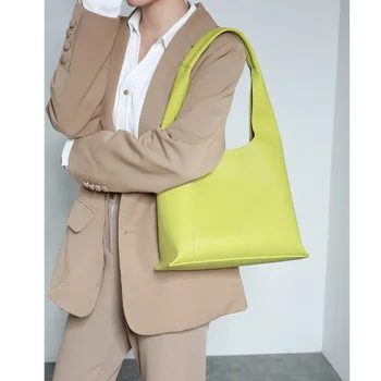 2023 Нов моден тренд Дизайнерска чанта от естествена кожа през рамо Вътре в чантата на рамото си под формата на Скитник Брандираната женствена чанта
