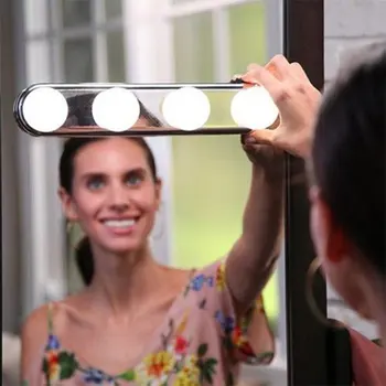 Монтирани фаровете за огледала за грим с 4 светлини, Удобна лампа на грим с вендузата, led осветление на огледалото, подарък за батерии